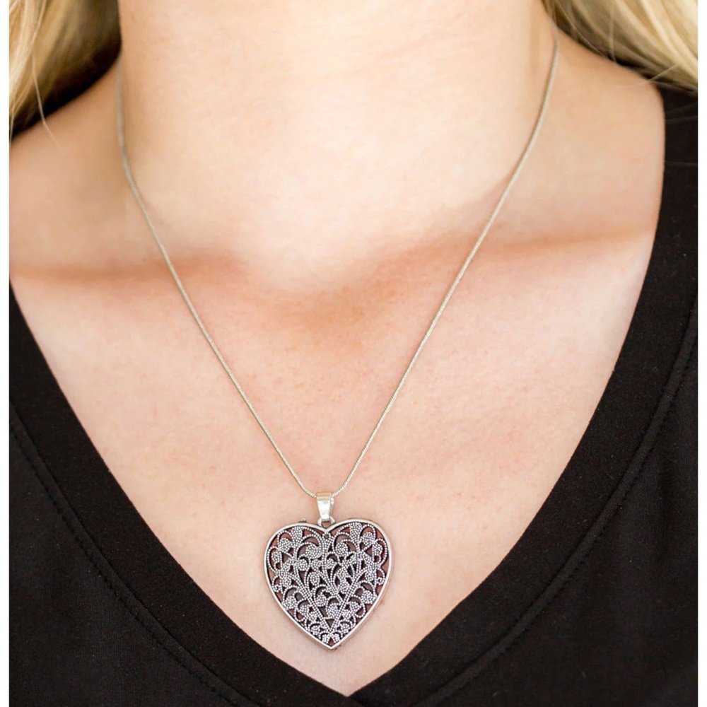 NEW‼️ Silver Heart Necklace w/matching earrings